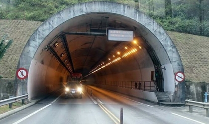 Nghị định 168 - Lỗi trừ 10 điểm GPLX ô tô: Chạy trong hầm đường bộ không sử dụng đèn chiếu sáng gần gây TNGT